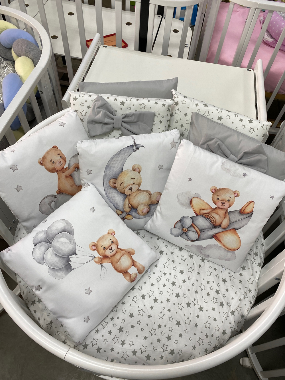 Комплект в кроватку 18 предметов "Мишка на качелях" серый, сатин