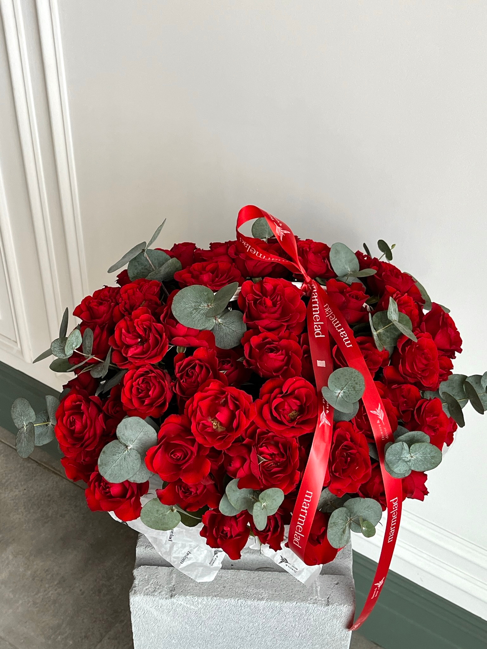 Цветочная корзина из красных кустовых роз и эвкалипта размер M