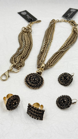 Колье круглый кулон "лабиринт" с черными кристаллами на многорядной цепочке, оттенок золото антик