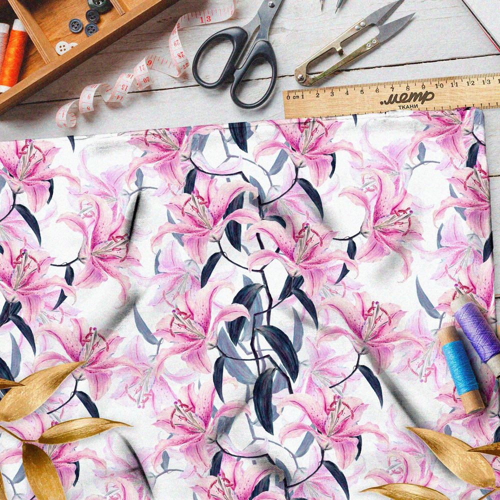 Ткань ниагара розовые лилии с синей листвой на белом фоне
