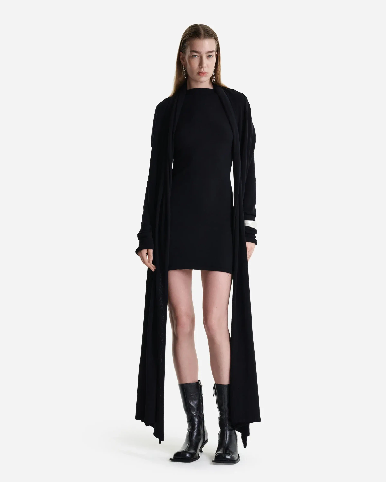 Вязаное платье мини с шарфом-шлейфом