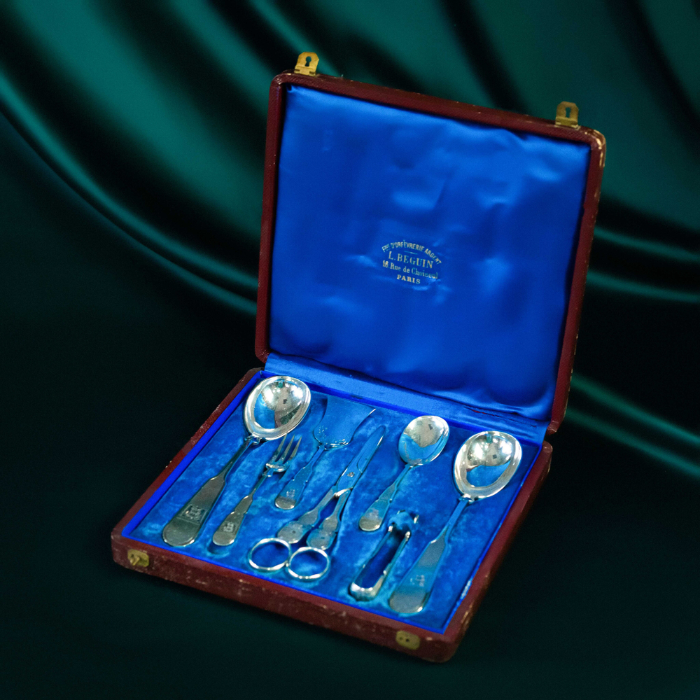 Комплект приборов для сервировки стола