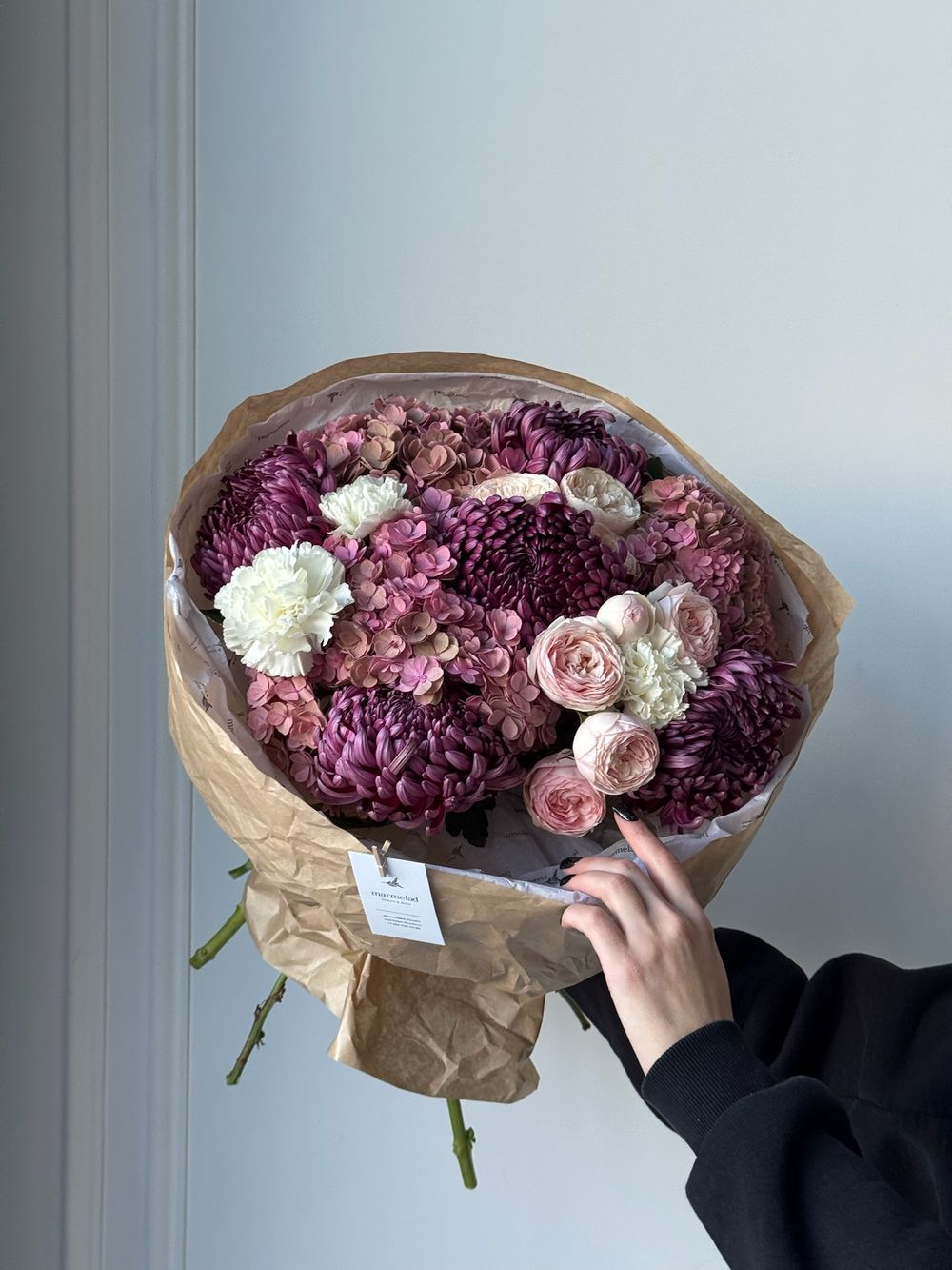 Букет из гортензии, кустовых пионовидных роз, диантусов и хризантемы бигуди