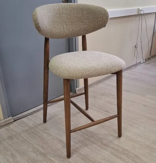 Полубарный стул Holmes, 65 см, бежевый, ножки орех