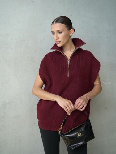 Бордовый вязаный жилет на молнии