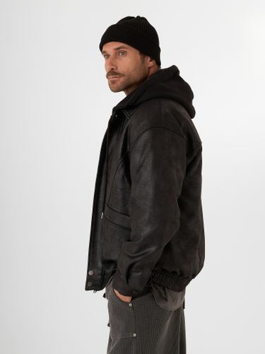 Черная куртка из эко-кожи QWE