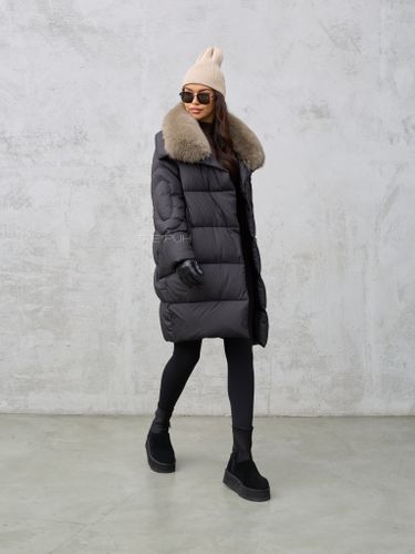Удлиненный черный пуховик с меховым воротником