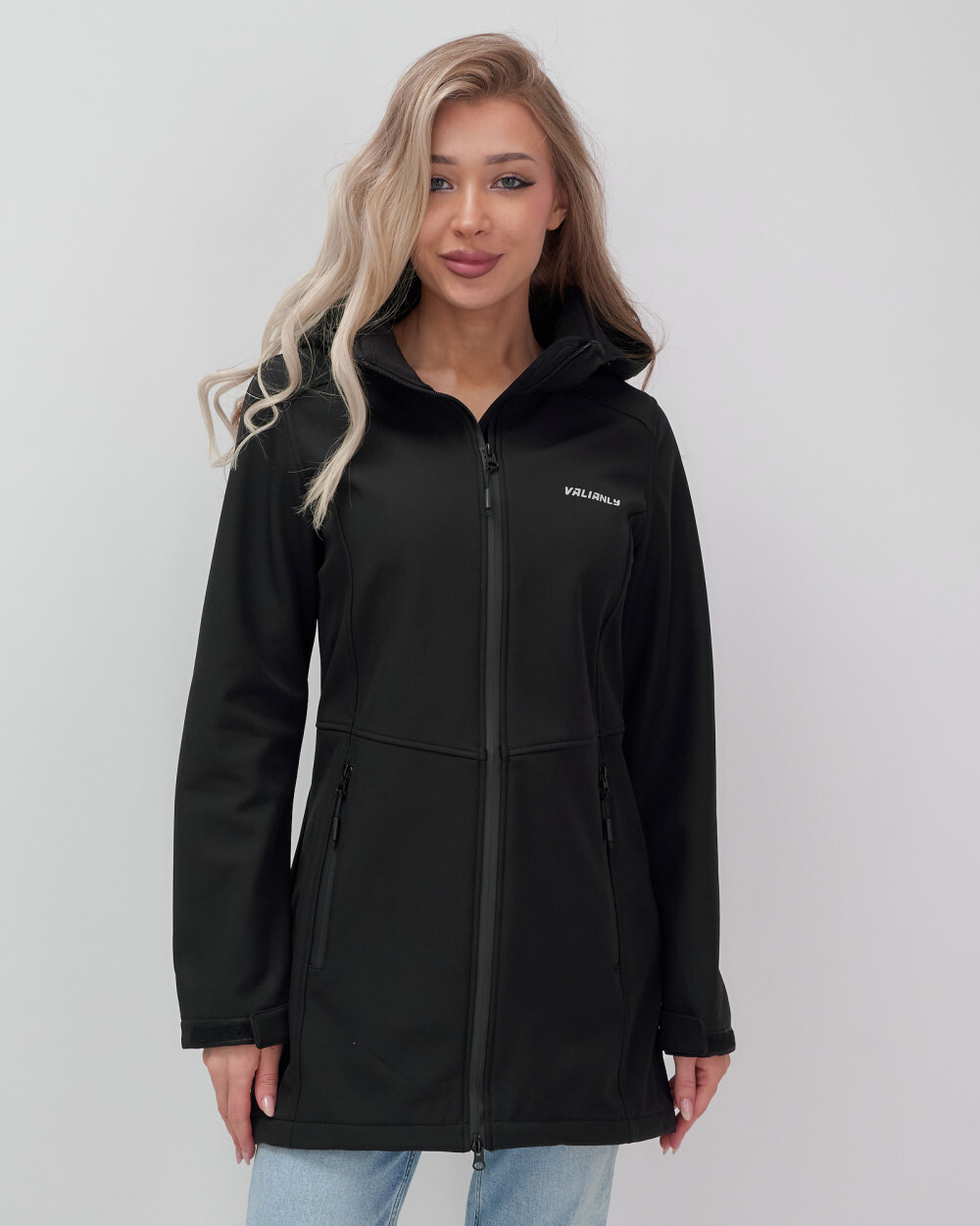 Парка спортивная женская с капюшоном softshell черного цвета 9568Ch