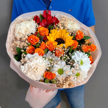 Яркий букет с подсолнухом