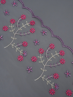 Вышивка на сетке молочная с малиновой фуксией и яркой лавандой ширина 20 см (2 стороны)