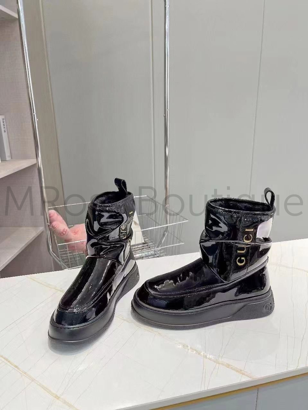 Женские зимние черные лаковые ботинки Gucci с мехом