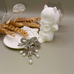 Брошь " Бант Кокетка" с подвижным жемчугом и стразами.