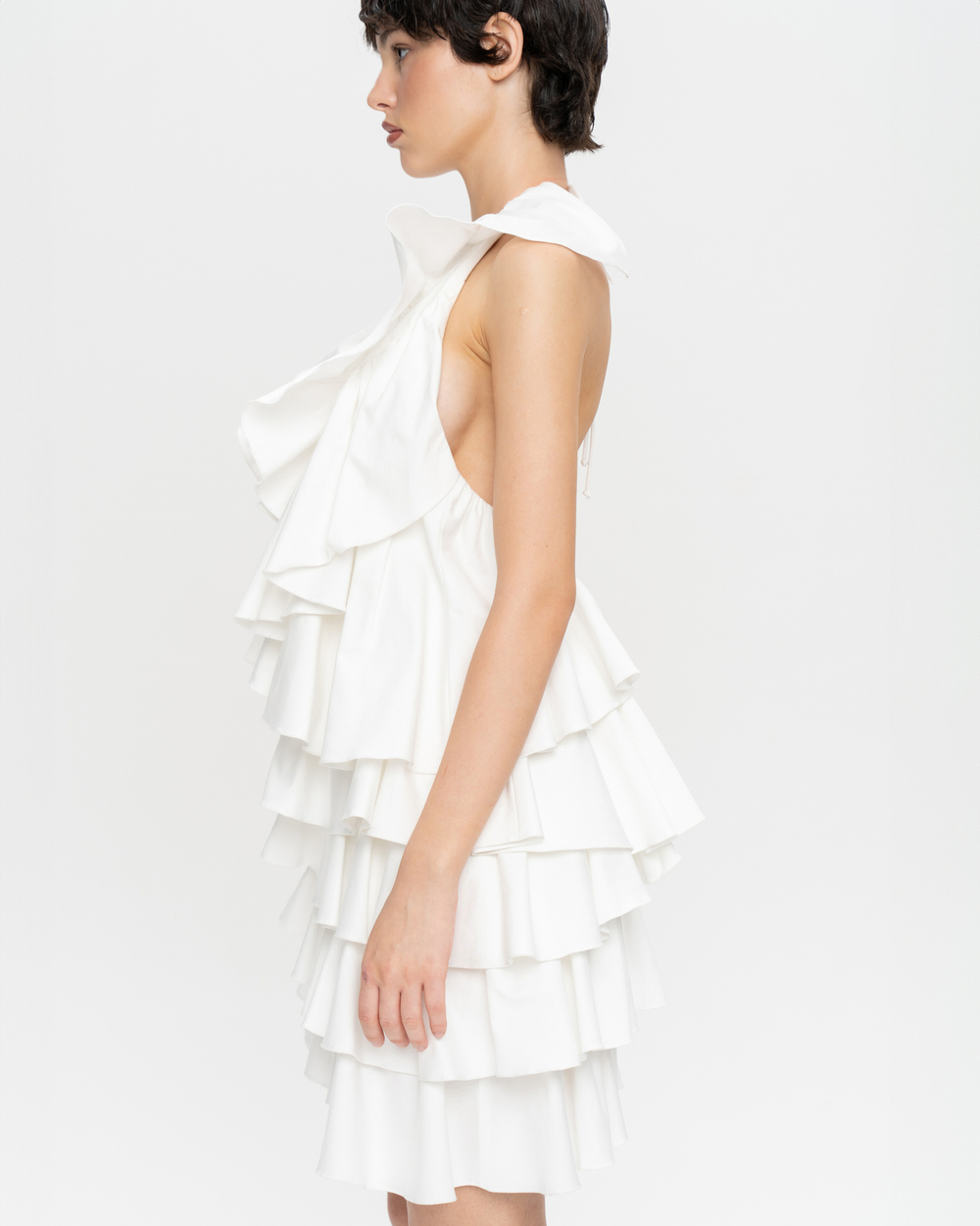 Платье мини с воланами и открытой спиной