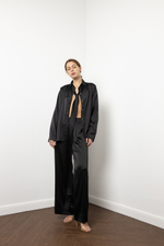 Брюки из обнимающего шелка в черном оттенке