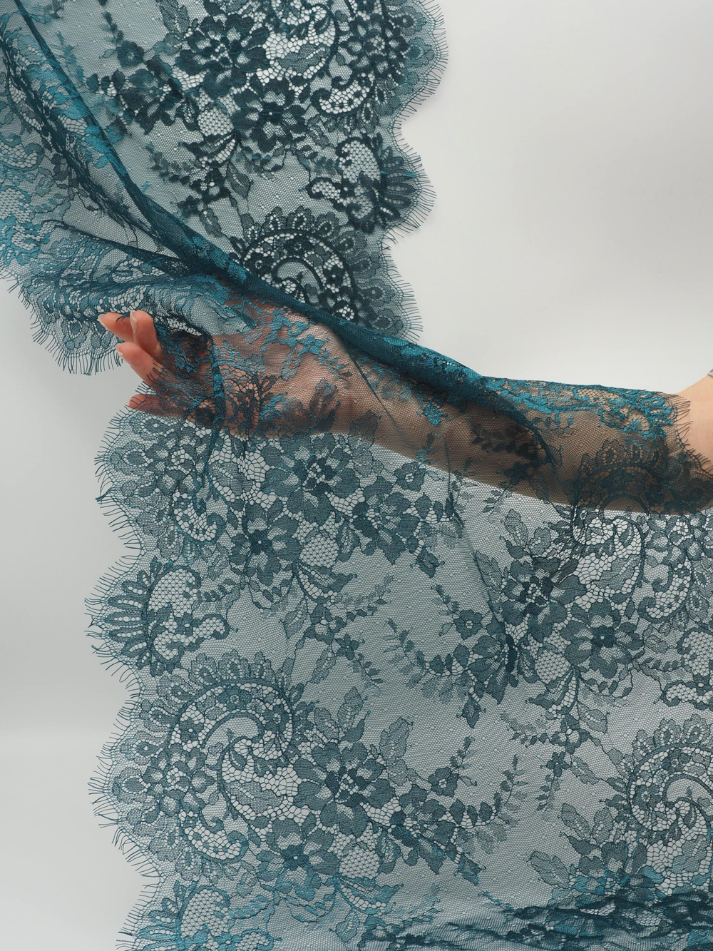 Кружево шантильи сине-зеленое неэластичное ширина 45 см купон 2,9 м БРАК