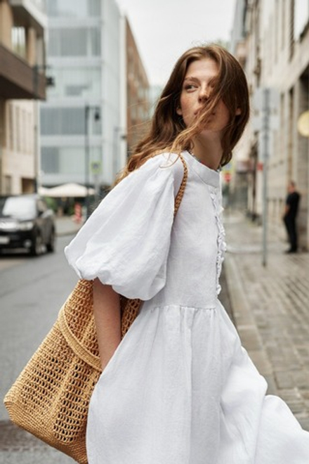 Платье с жабо и рукавами-фонариками из белого льна, с подъюбником