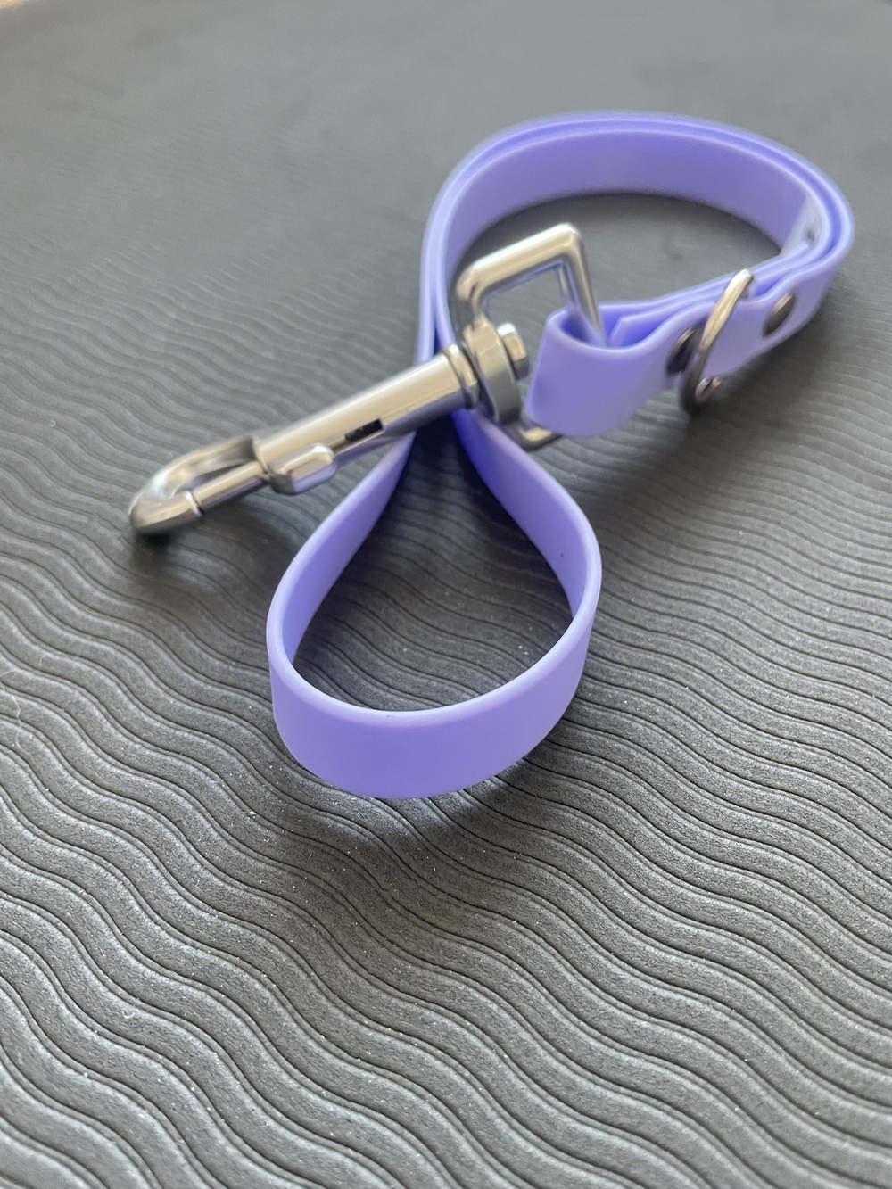 Водилка из биотана , 20 мм , 35 см. Карабин авиационный , черный.