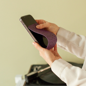 Чехол для iPhone 14 Pro Max из кожи страуса, фиолетового цвета