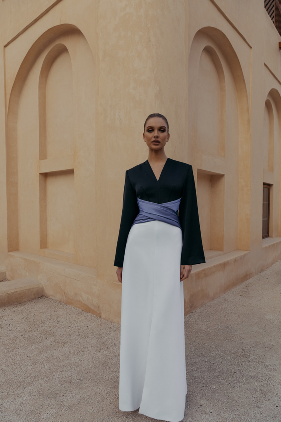 Платье макси сатиновое с разрезом спереди и драпированным поясом