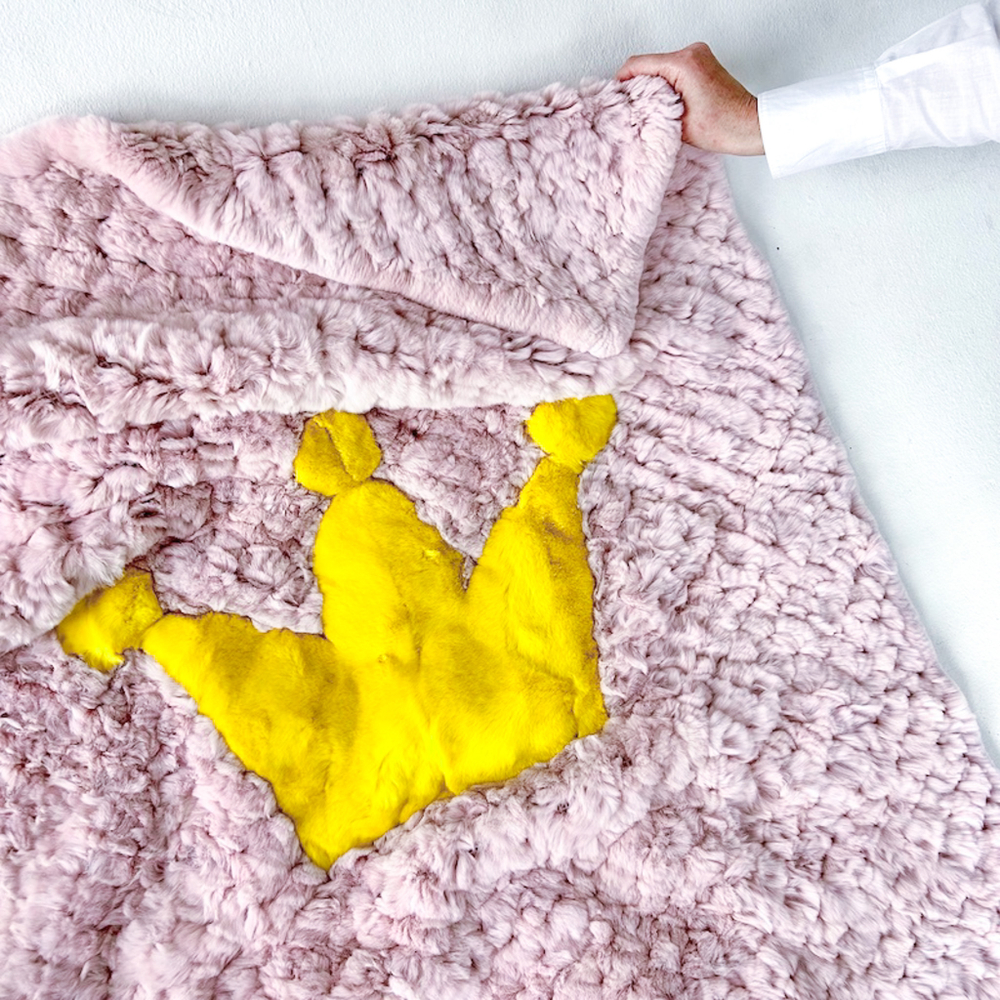 Вязаный детский плед из натурального меха рекс "Корона" 120х80 см (розовый)