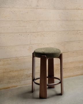 Барный табурет Granite из зеленой синели и массива ясеня с отделкой под орех