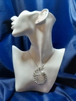 Брошь-кулон "Ветка-венок с жемчужиной"