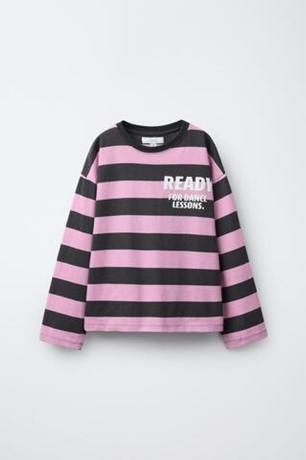 ZARA ЛОНГСЛИВ ИЗ ПЛОТНОЙ ТКАНИ В ПОЛОСКУ С НАДПИСЬЮ, РОЗОВЫЙ