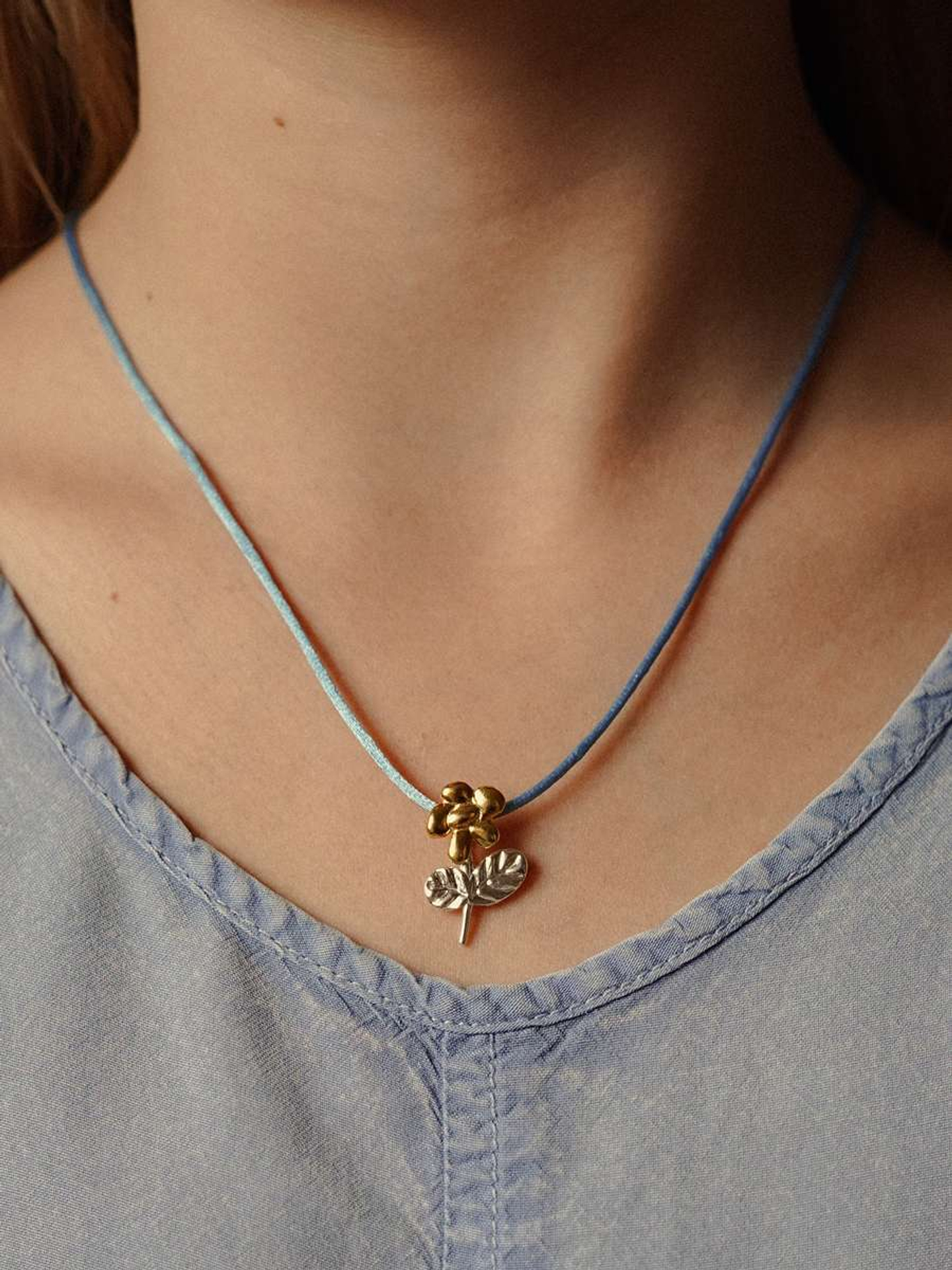 Подвеска Цветочек на шнурке