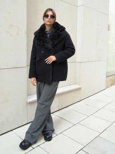 Двубортное укороченное пальто черного цвета