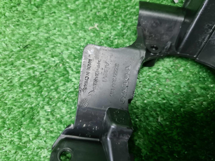 Кронштейн ПТФ правый Volvo S90 2 (2020-н.в.)