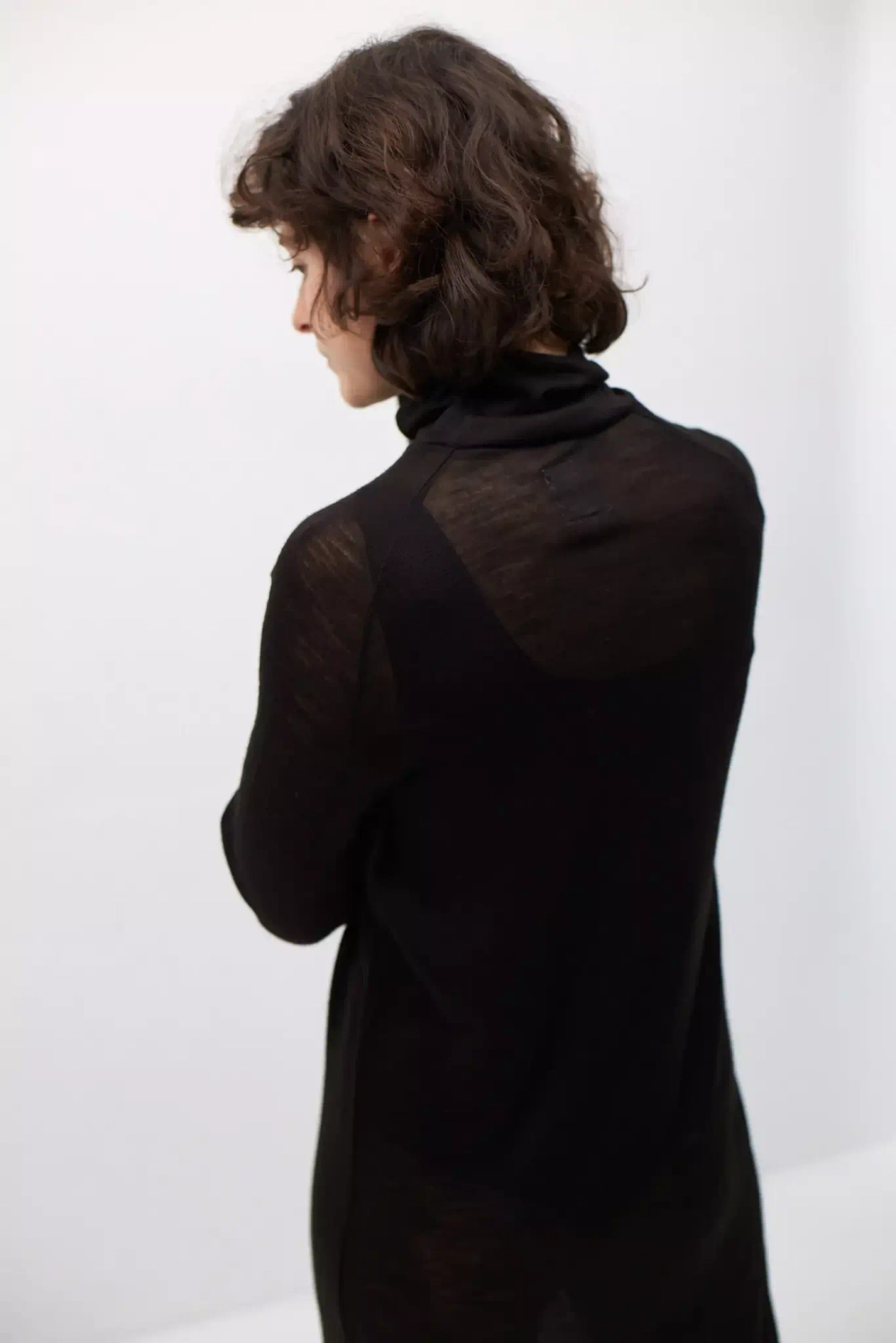 Платье из трикотажа со стойкой черного цвета с поясом