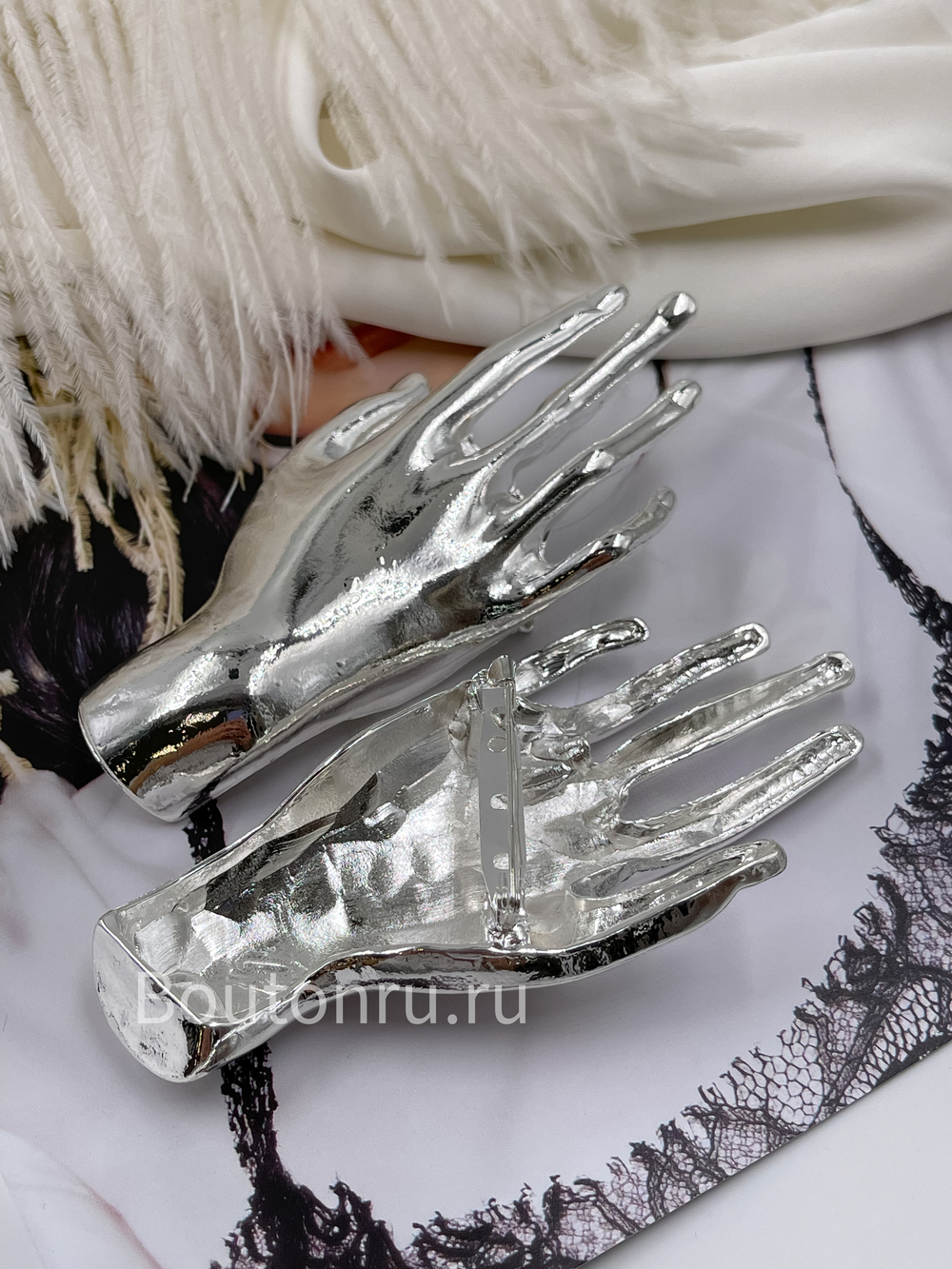 Брошь серебристая Скиапар. "Рука" скидка