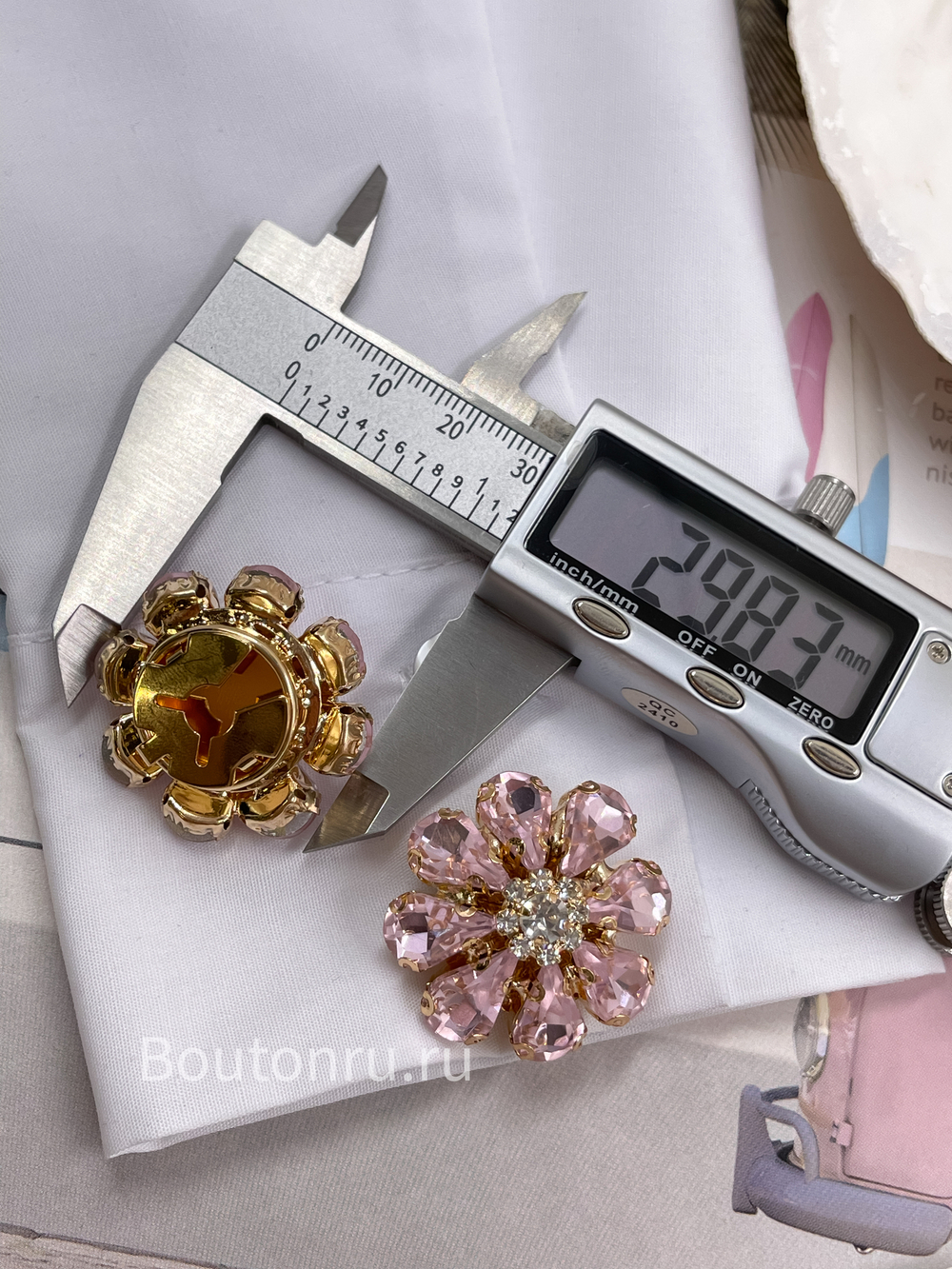 Накладка на пуговицу золотистая в форме цветка с розовыми и белыми стразами