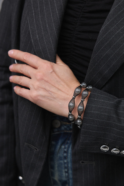 Браслет "Вуаль" белый жемчуг в черной сетке, оттенок серебро