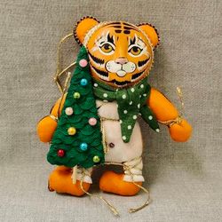 Ёлочная игрушка Тигр с аксессуаром