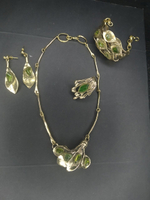 Колье веточка с листьями с хризолитом, бронза