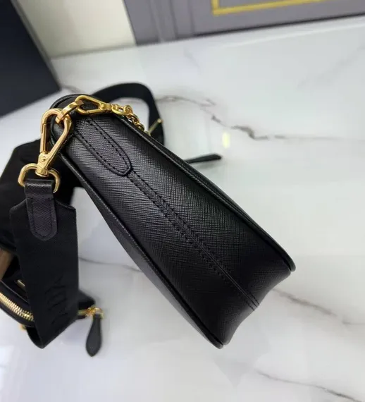 Кожаная сумка через плечо Prada Re-edition 2005 черный