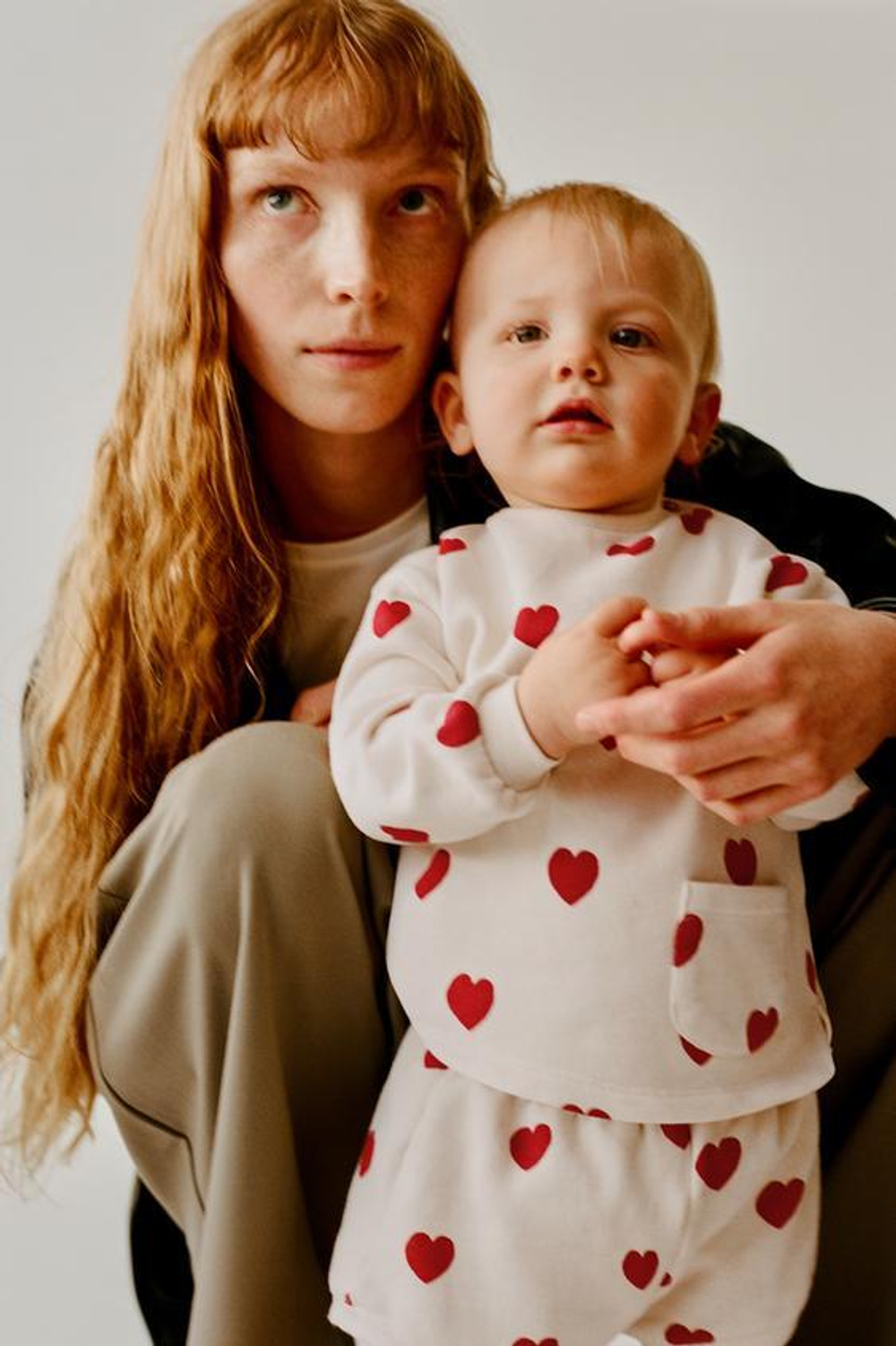 ZARA КОМПЛЕКТ ИЗ ТОЛСТОВКИ И ШОРТОВ С ПРИНТОМ «СЕРДЦА», СВЕТЛЫЙ ЭКРЮ