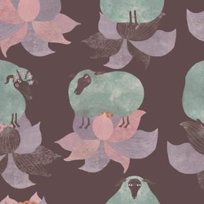 Овечки и крупные цветы на тёмном