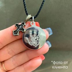 Серебряный кулон подвеска с гравировкой отпечатка ладошки на заказ