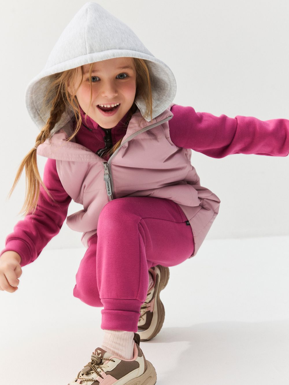 Жилет на молнии с капюшоном "Роза"