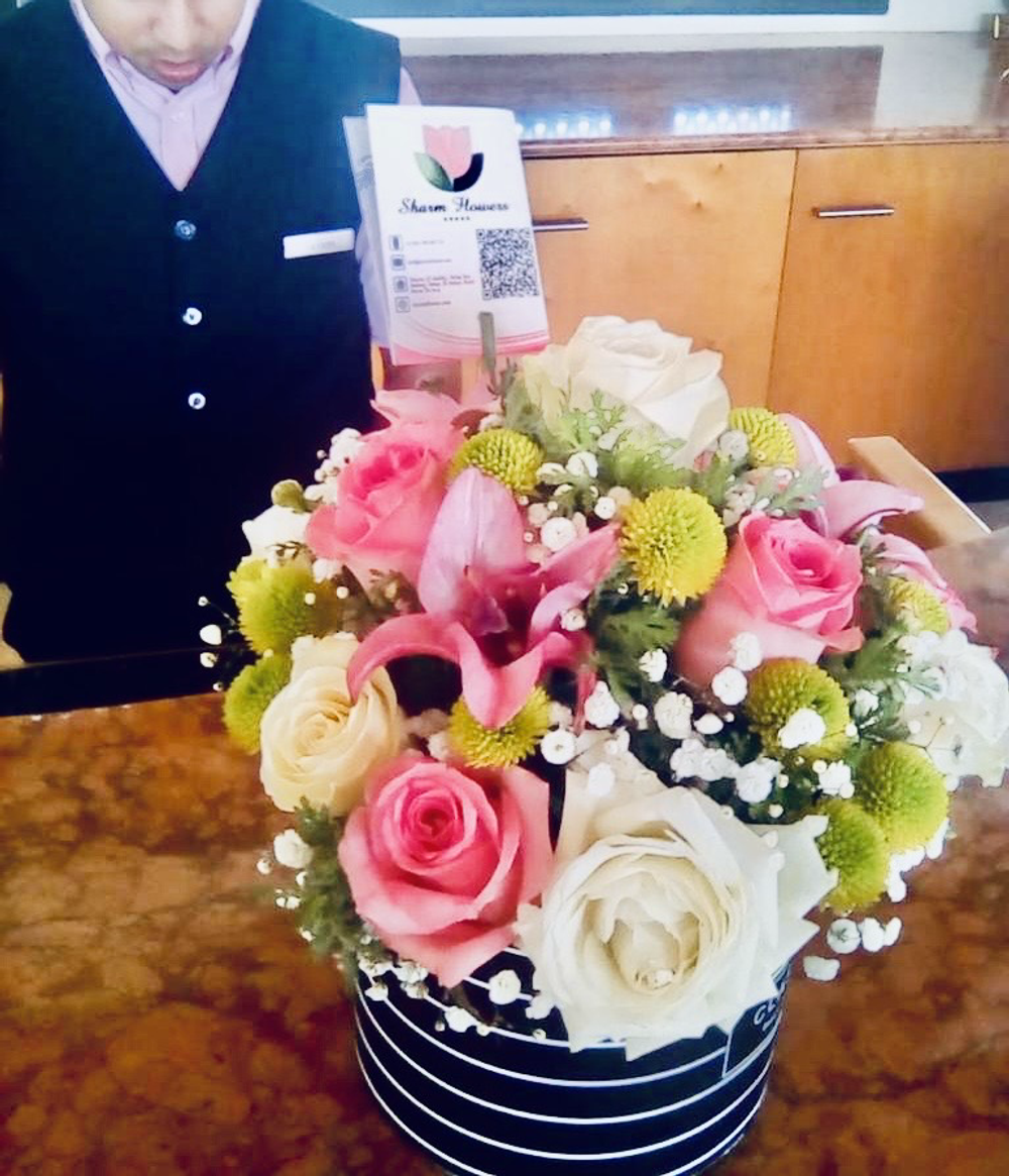 Смешанные цветы в круглой коробке