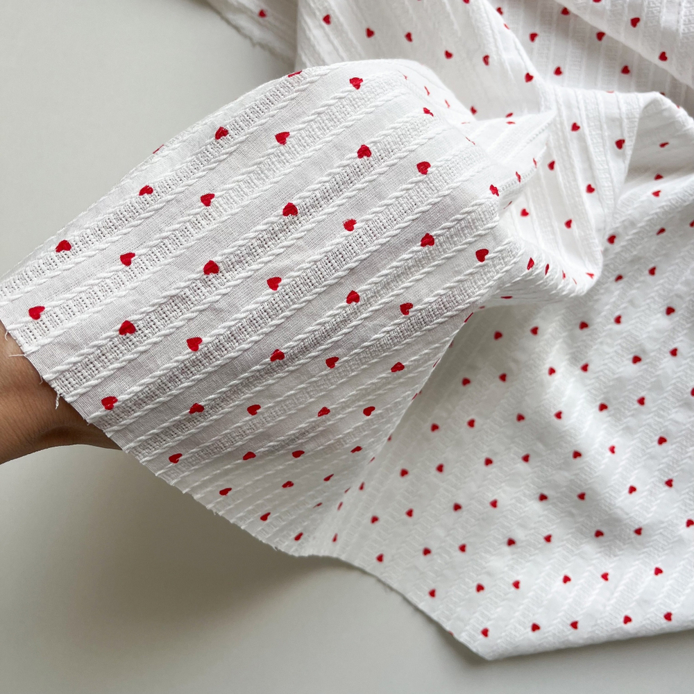 Фактурный хлопок Мелкие сердечки на молочном фоне