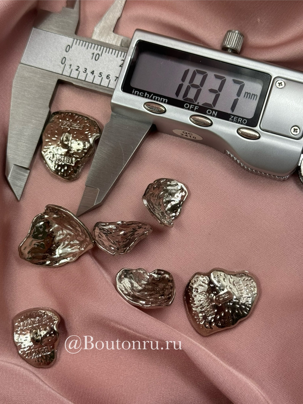 Пуговицы изогнутые неровной формы с жатым эффектом в серебре