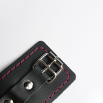 Черные кожаные наручники с красной строчкой