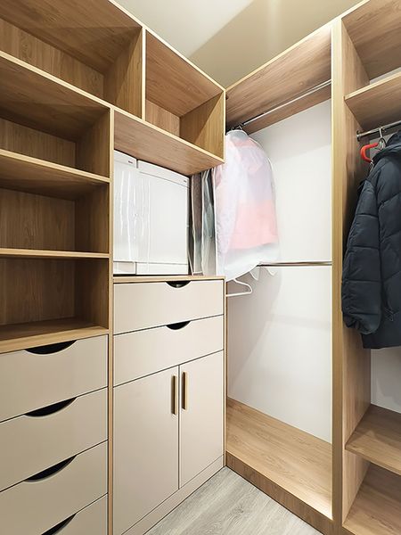 Небольшая, но вместительная гардеробная с подсветкой