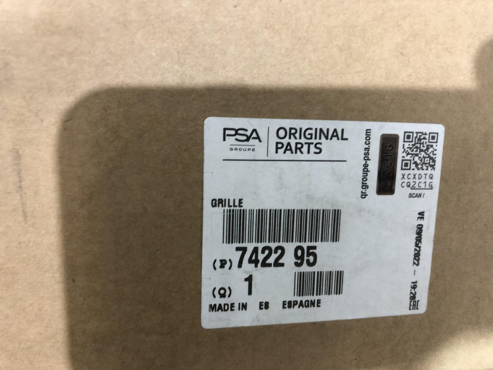 Решетка бампера Peugeot 3008 1 Новая Оригинал 742295