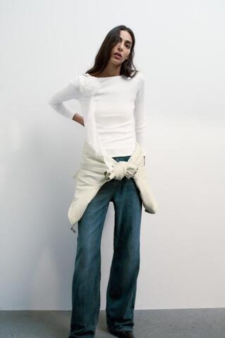 ZARA ФУТБОЛКА С ОБЪЕМНЫМ ЦВЕТКОМ, БЕЛЫЙ