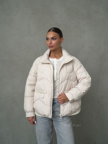 Бежевый пуховик с трикотажной манишкой