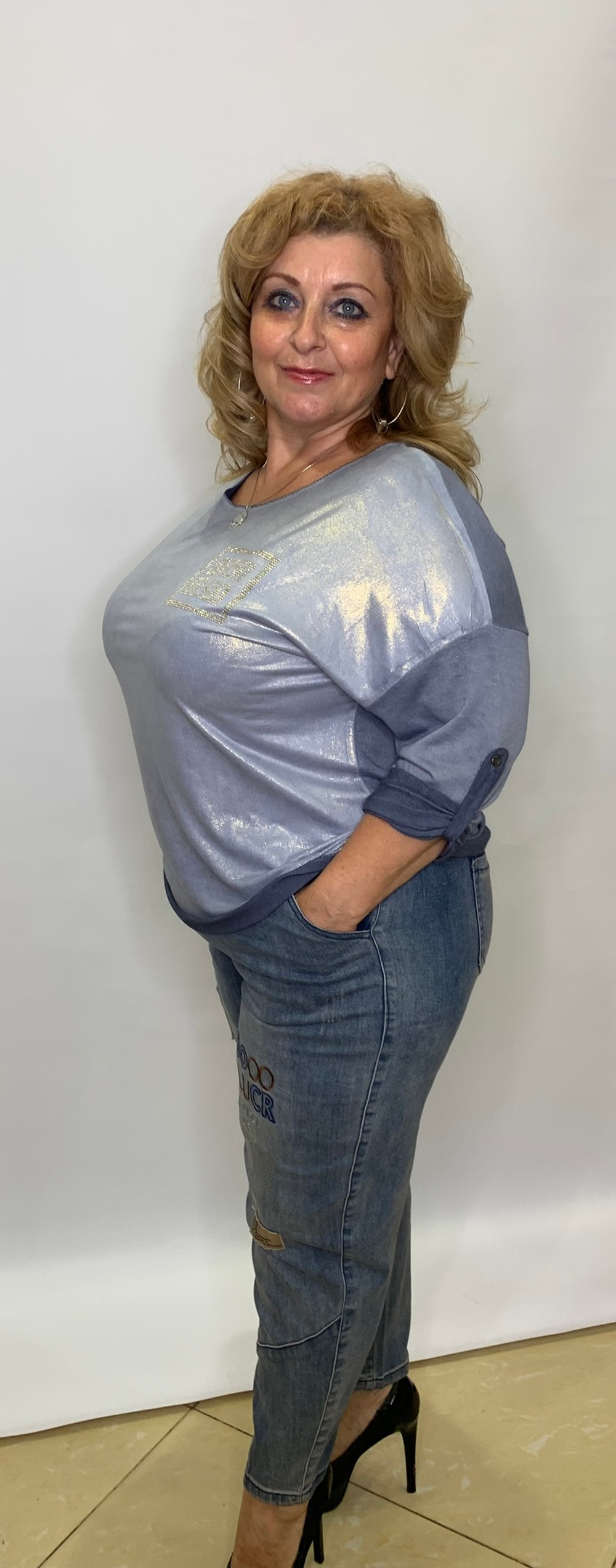 Синие джинсы-момы с выбелением и нашивками